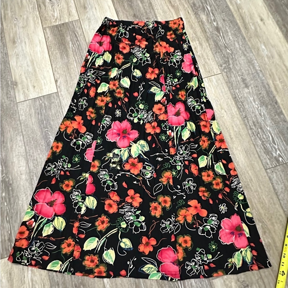 🛍️Colewater Creek made in U.S.A. Beautiful florals long skirt & stretch comfy